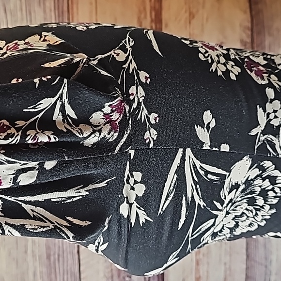 GUESS ERIE BLACK RUCHED V NECK CROP TOP - Picture 4 of 13